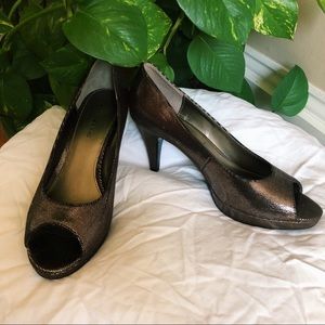 Elegant Brown Metallic Peep Toe Pumps!